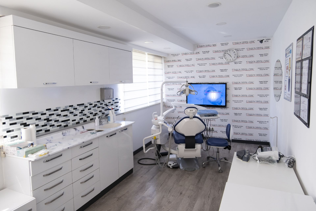 Hambaarsti kabinet Türgis Baron Dental hambakliinikus